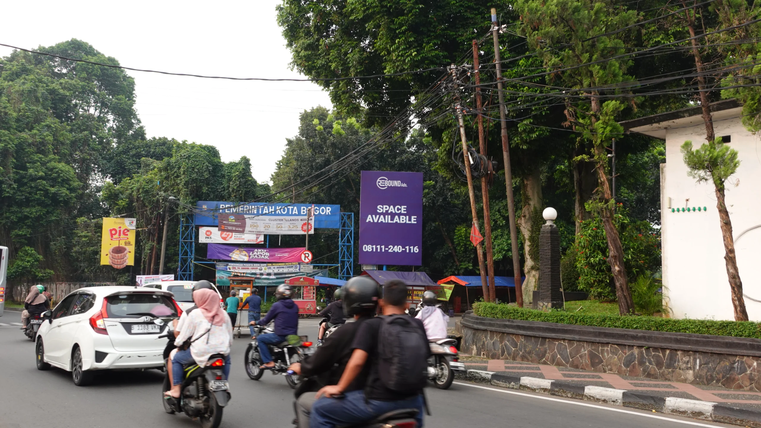 Billboard adalah salah satu media jenis reklame komersial