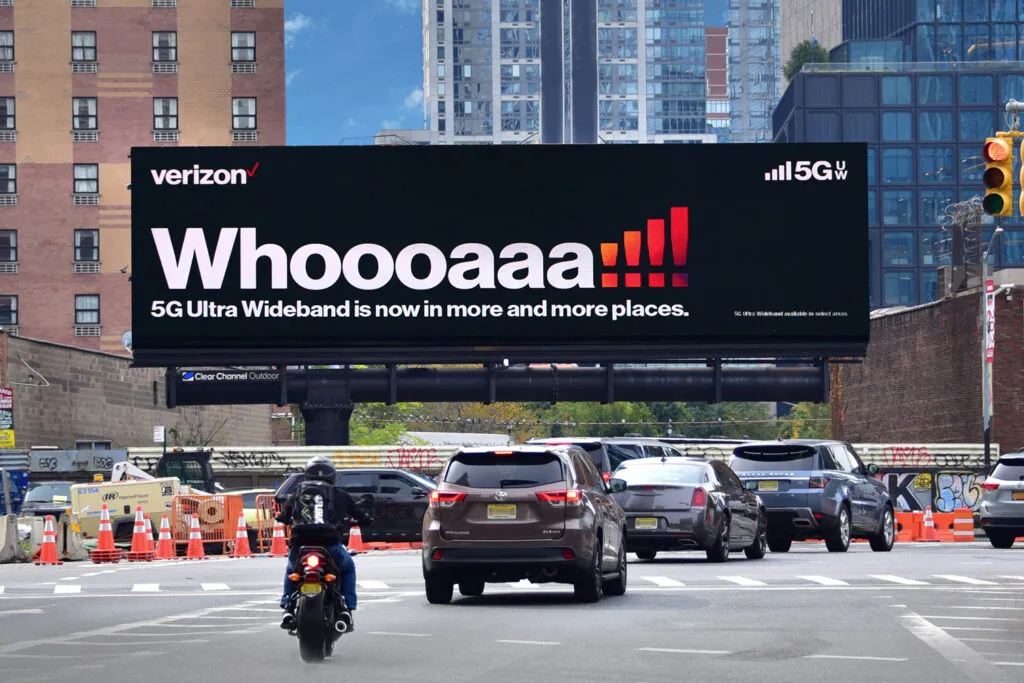 Contoh Iklan Billboard yang Memuat Elemen Kreatif di Dalamnya