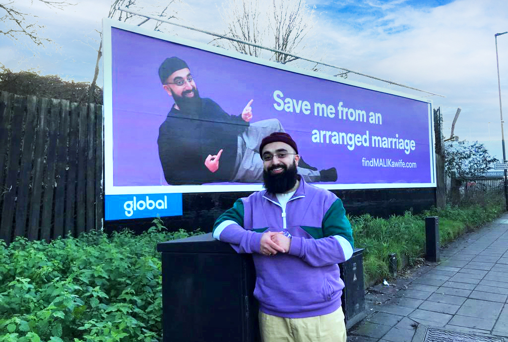 Seseorang Berdiri di Depan Iklan OOH-nya Sendiri | Kapan Waktu Terbaik Memasang Videotron atau Billboard