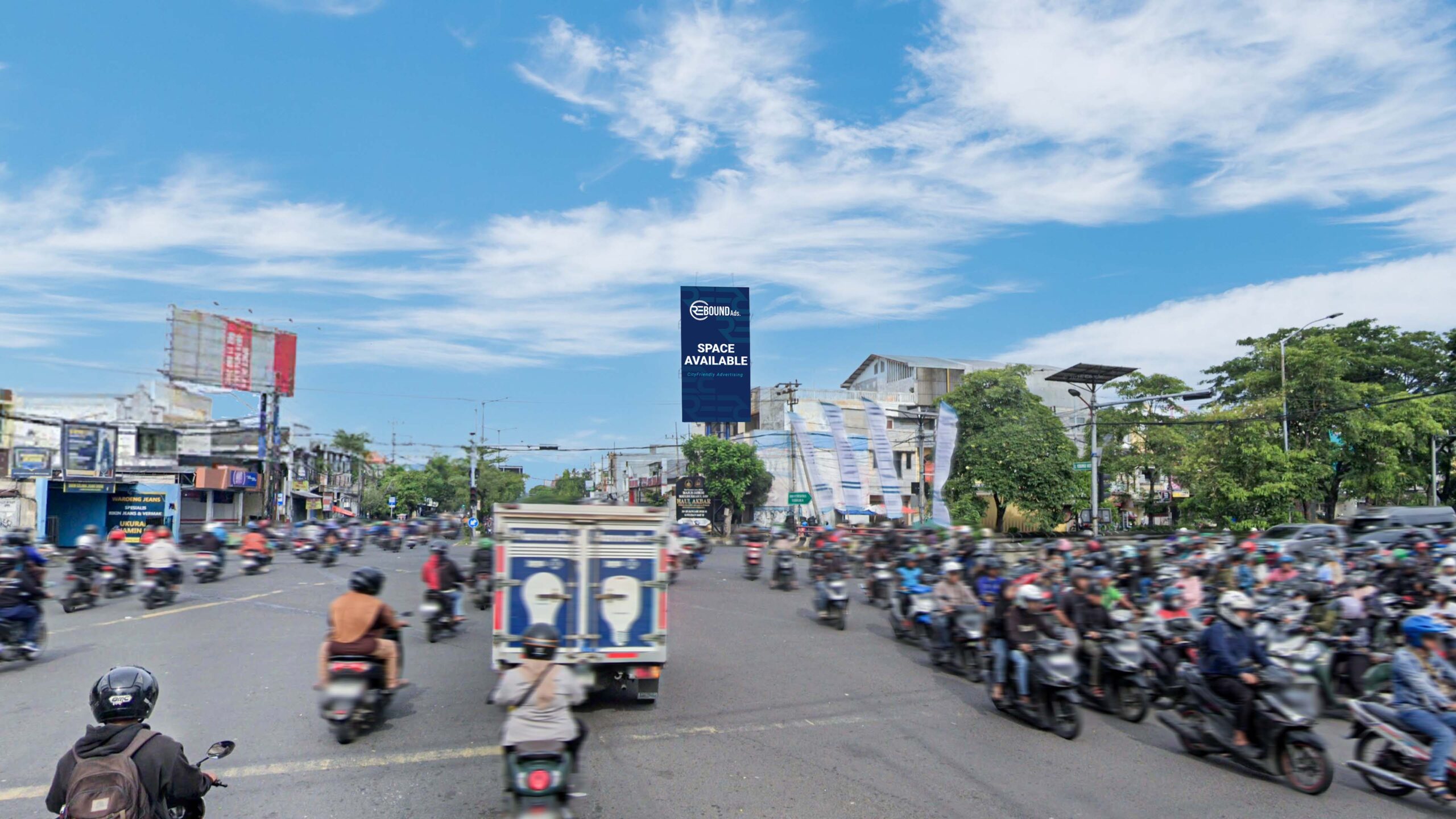Billboard Strategis di Perempatan Surabaya-Suramadu - Kota Surabaya