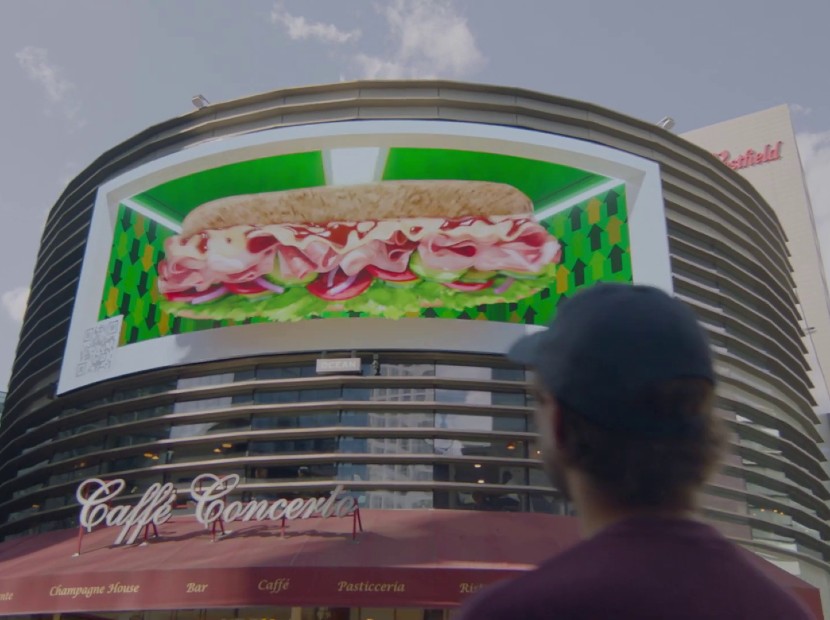 Billboard interaktif yang mengajak audiens berinteraksi melalui teknologi DOOH