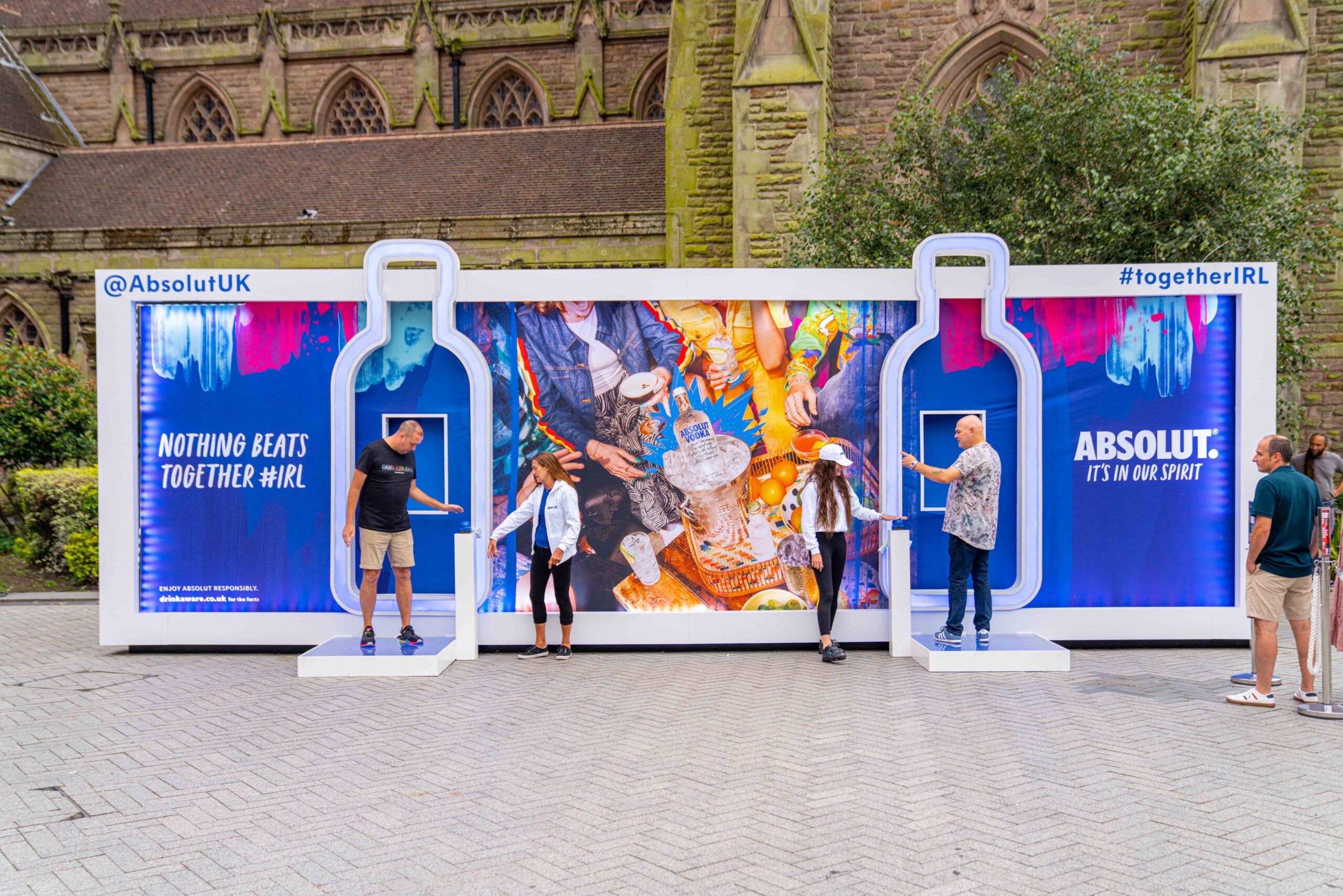 Cara mengukur campaign OOH melalui berbagai metrik iklan