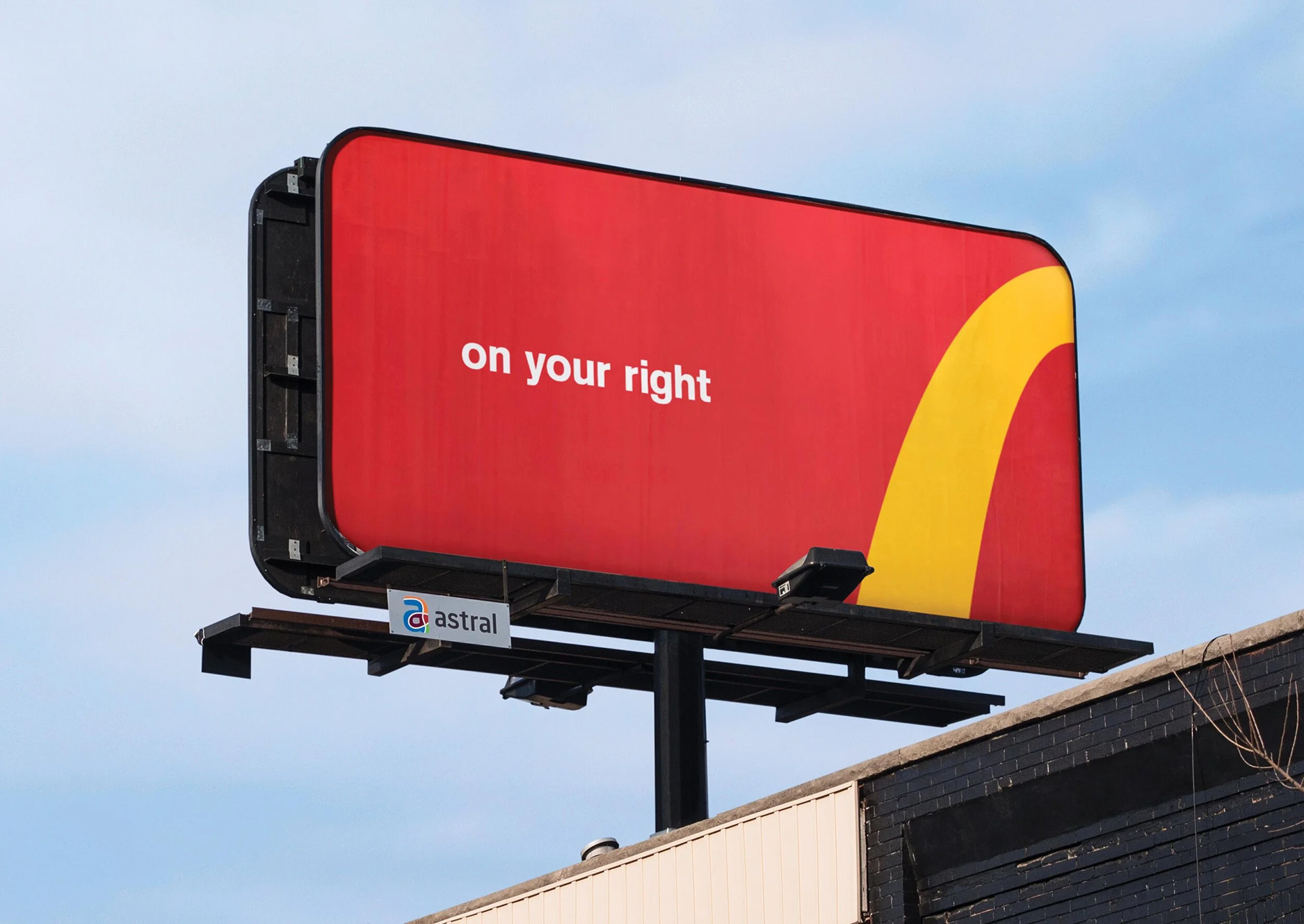 Desain iklan OOH sederhana pada media billboard di jalan raya